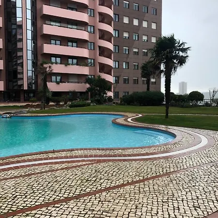 Pool And Parking In A Private Condominium - Gardens_hosting * リスボン